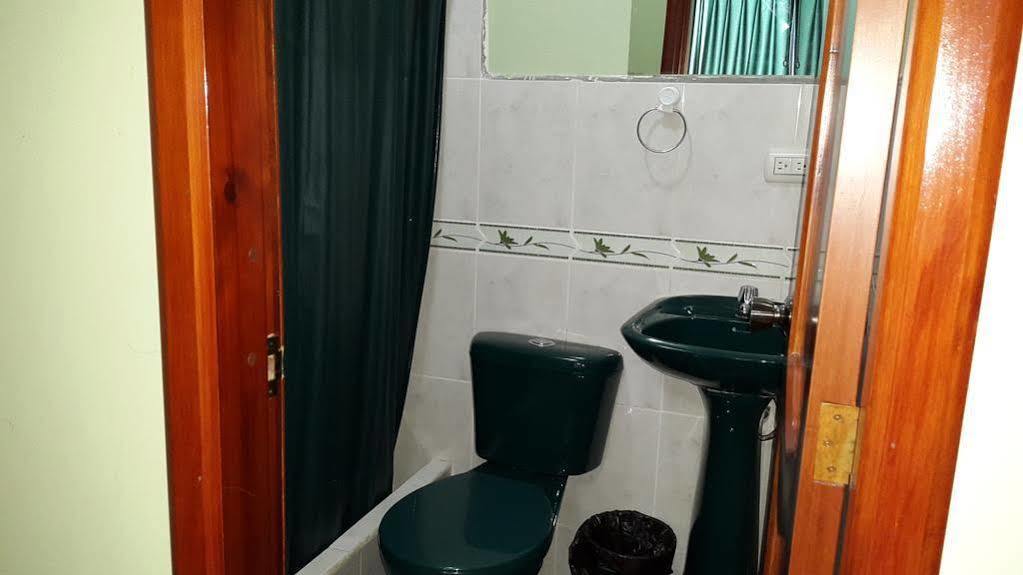 Hostal Los Lirios Loja Esterno foto