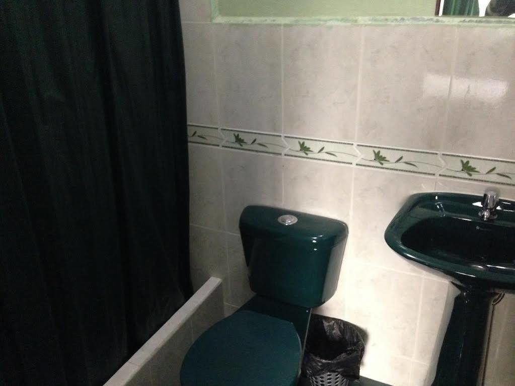 Hostal Los Lirios Loja Esterno foto