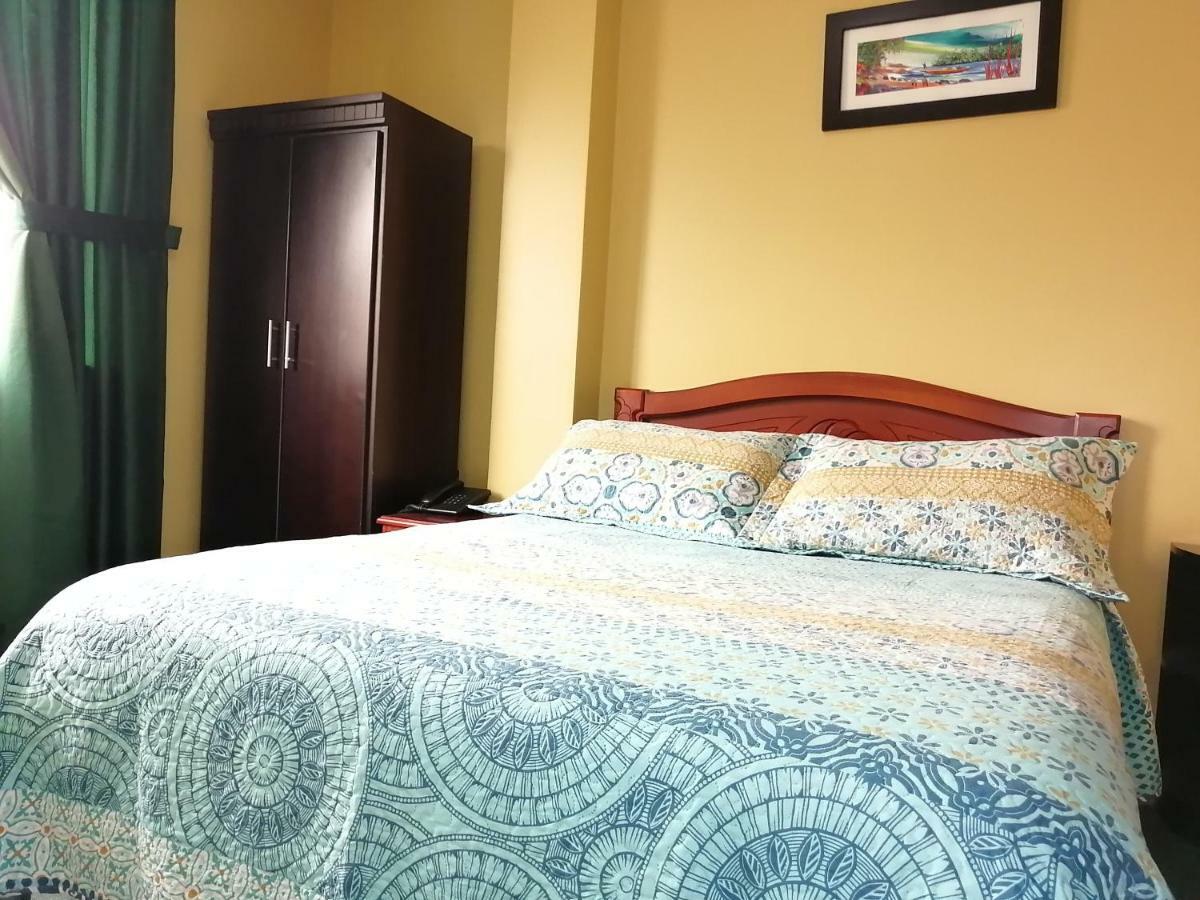 Hostal Los Lirios Loja Esterno foto