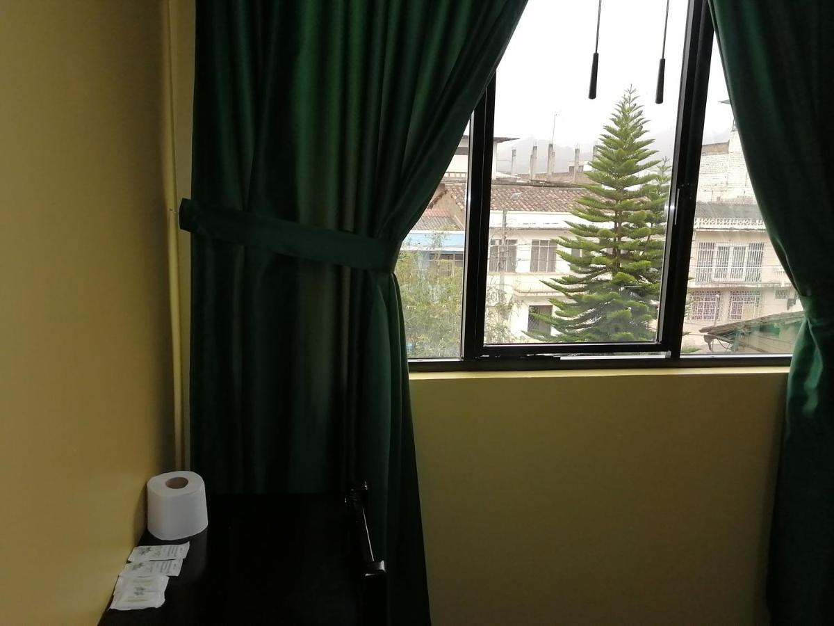 Hostal Los Lirios Loja Esterno foto
