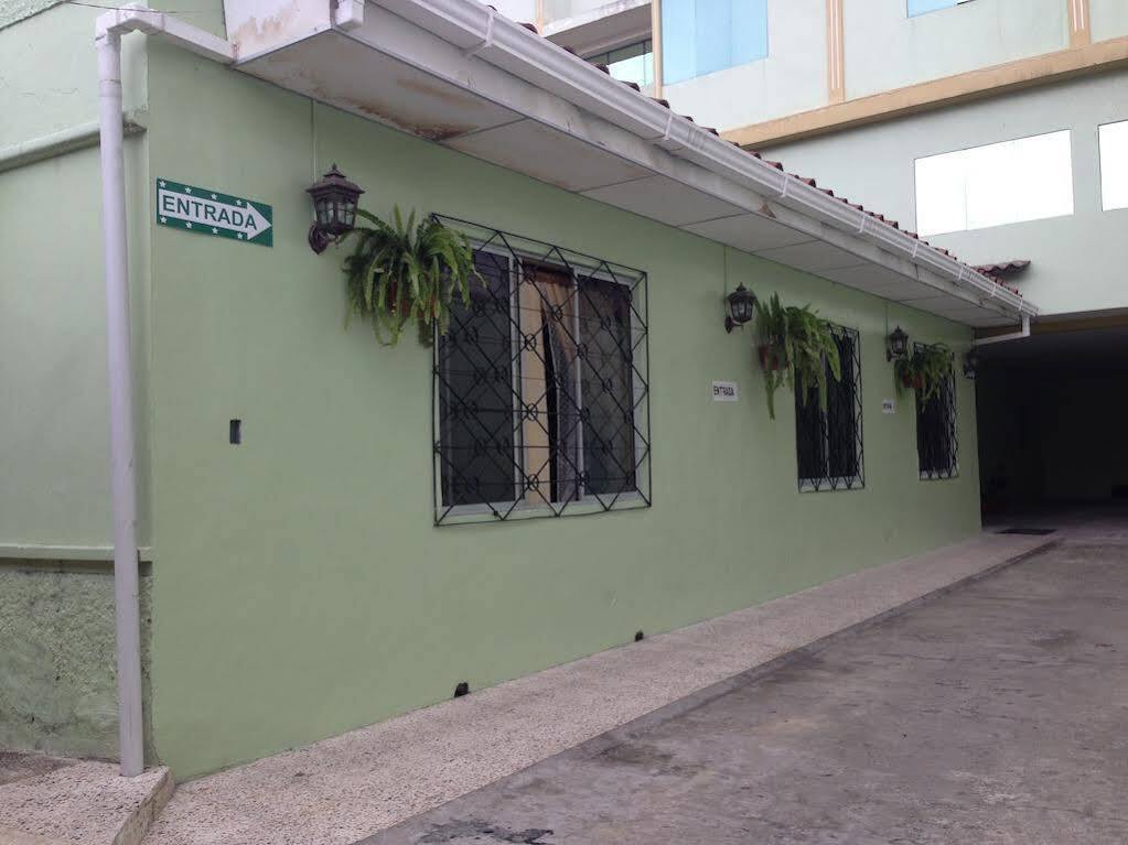 Hostal Los Lirios Loja Esterno foto